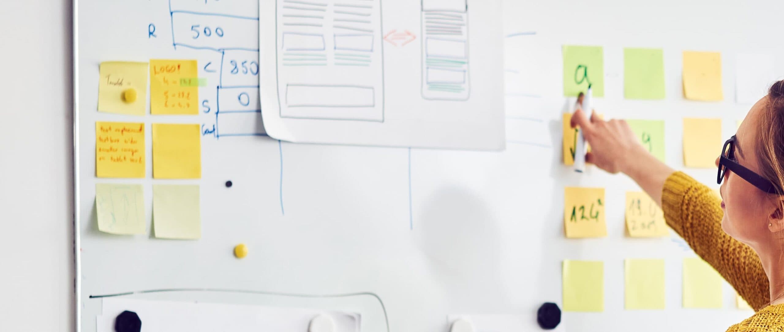 Whiteboard-tavla med postit-lappar på