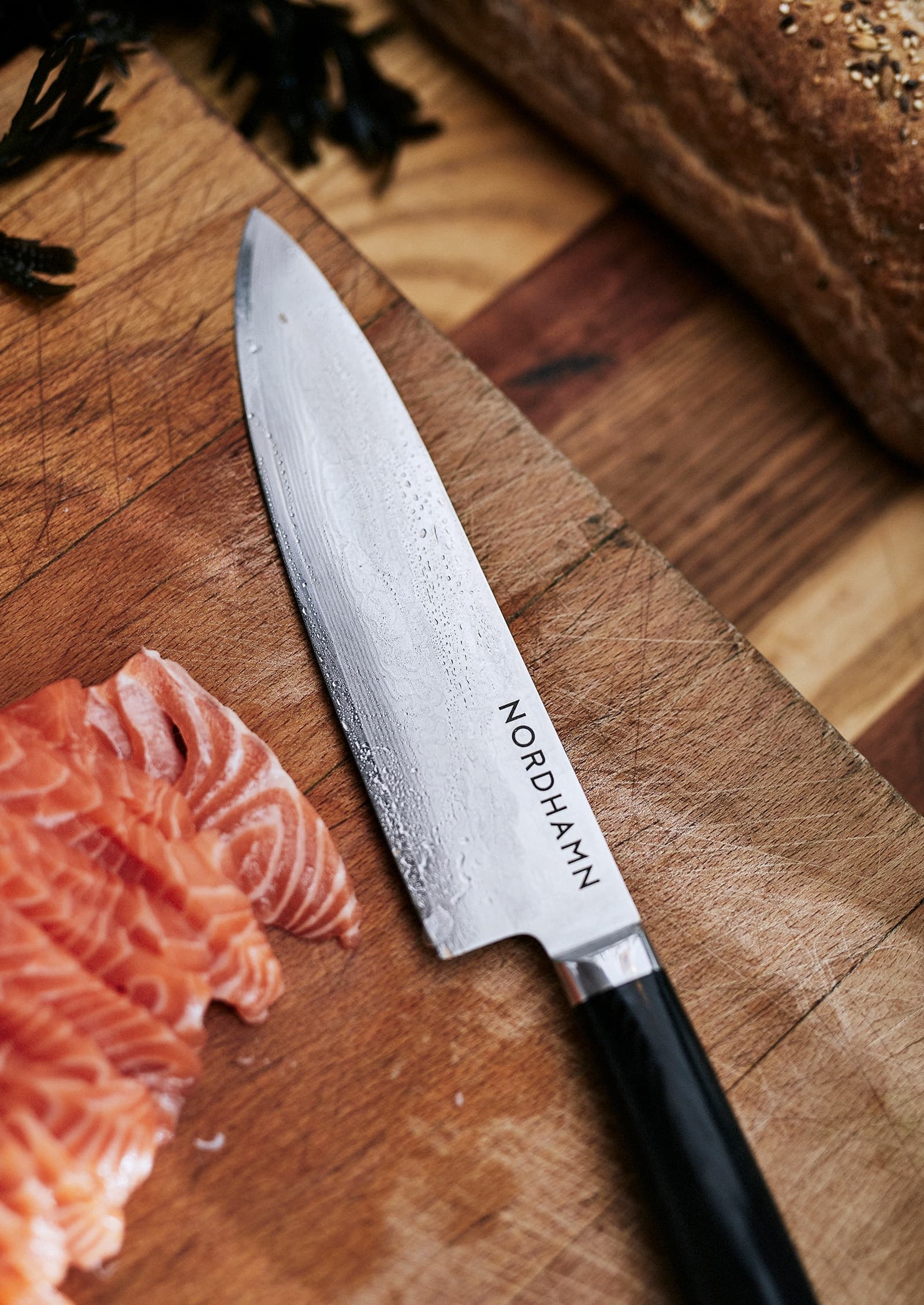 kockkniv på skärbräda tillsammans med färsk lax