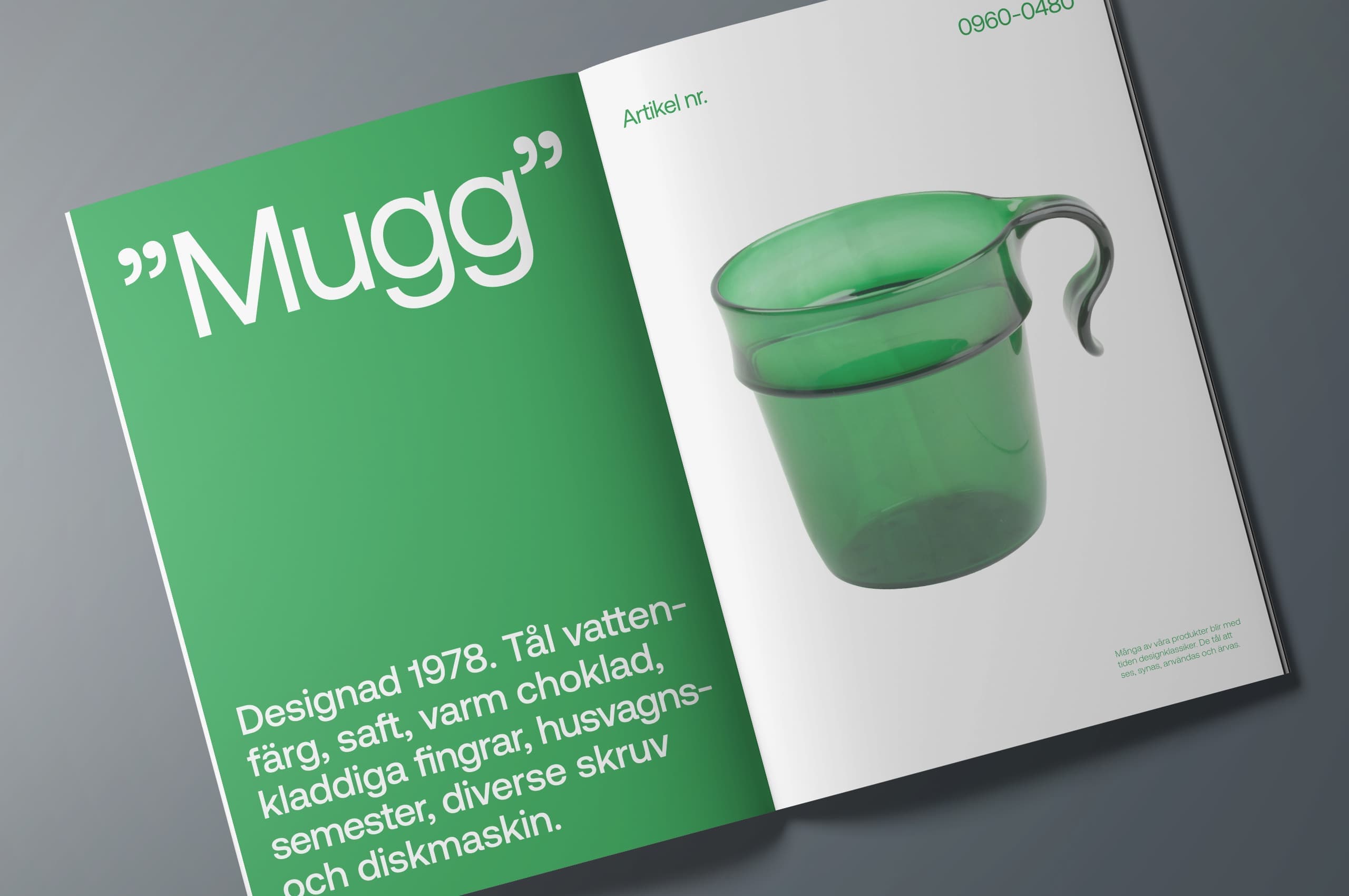 uppslag ur en folder, grön bakgrund och texten "Mugg" samt bild på en grön plastmugg