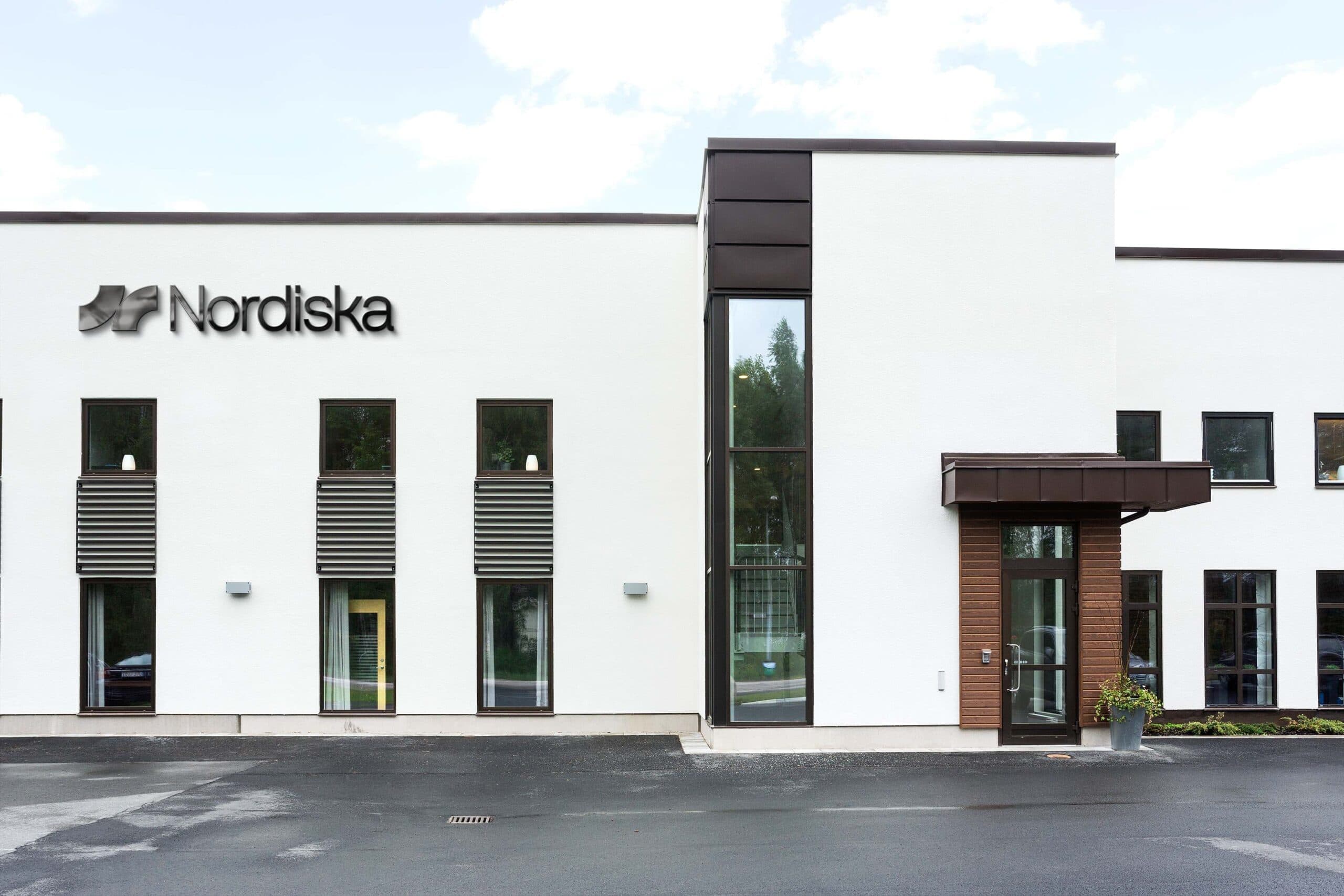 nordiska plasts logotyp uppsat på en fasad