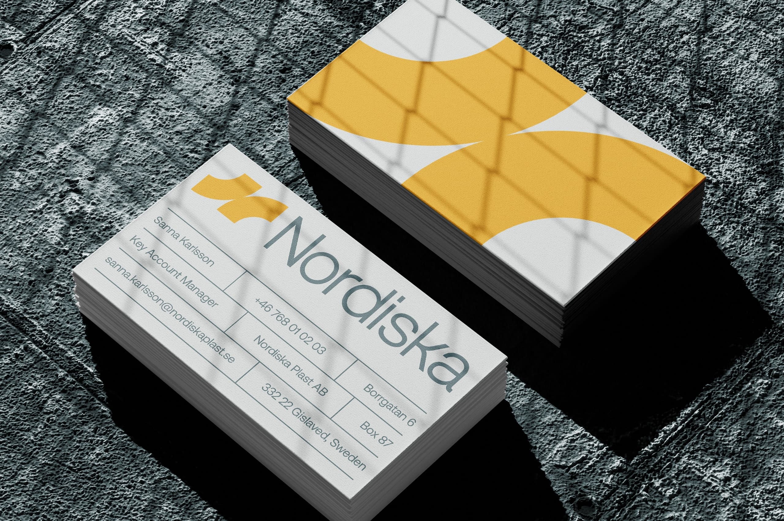 visitkort med nordiska plasts logotyp och färger. Gul symbol mot vit bakgrund