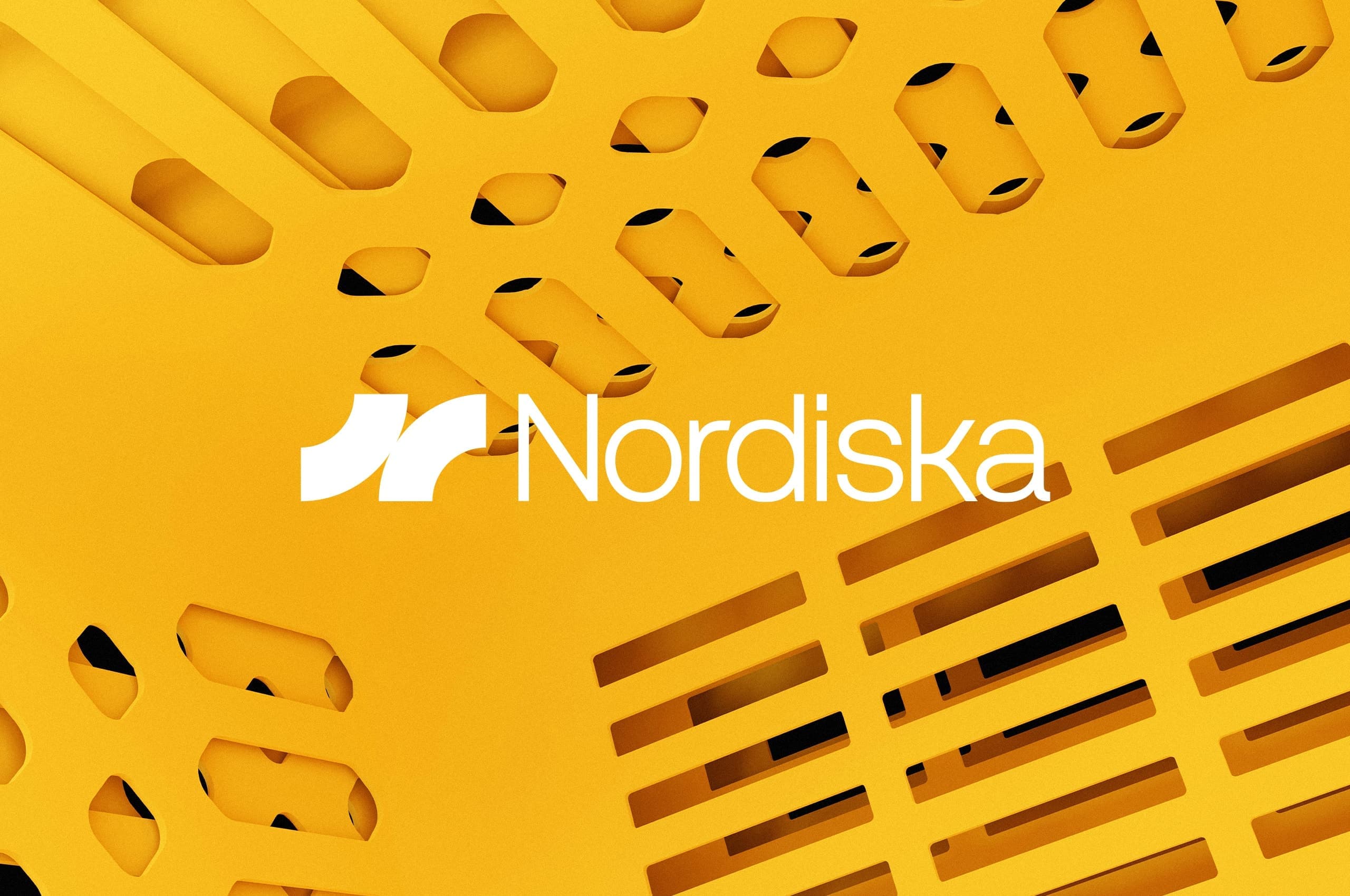 nordiska plasts logotyp mot en gul bakgrund
