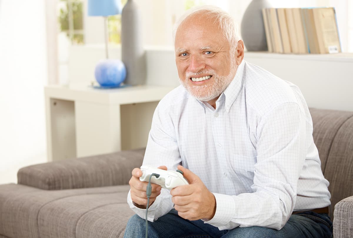 En stockbild med András Arató, också känd som "Hide the pain Harold" sittandes med en handkontroll till TV-spel