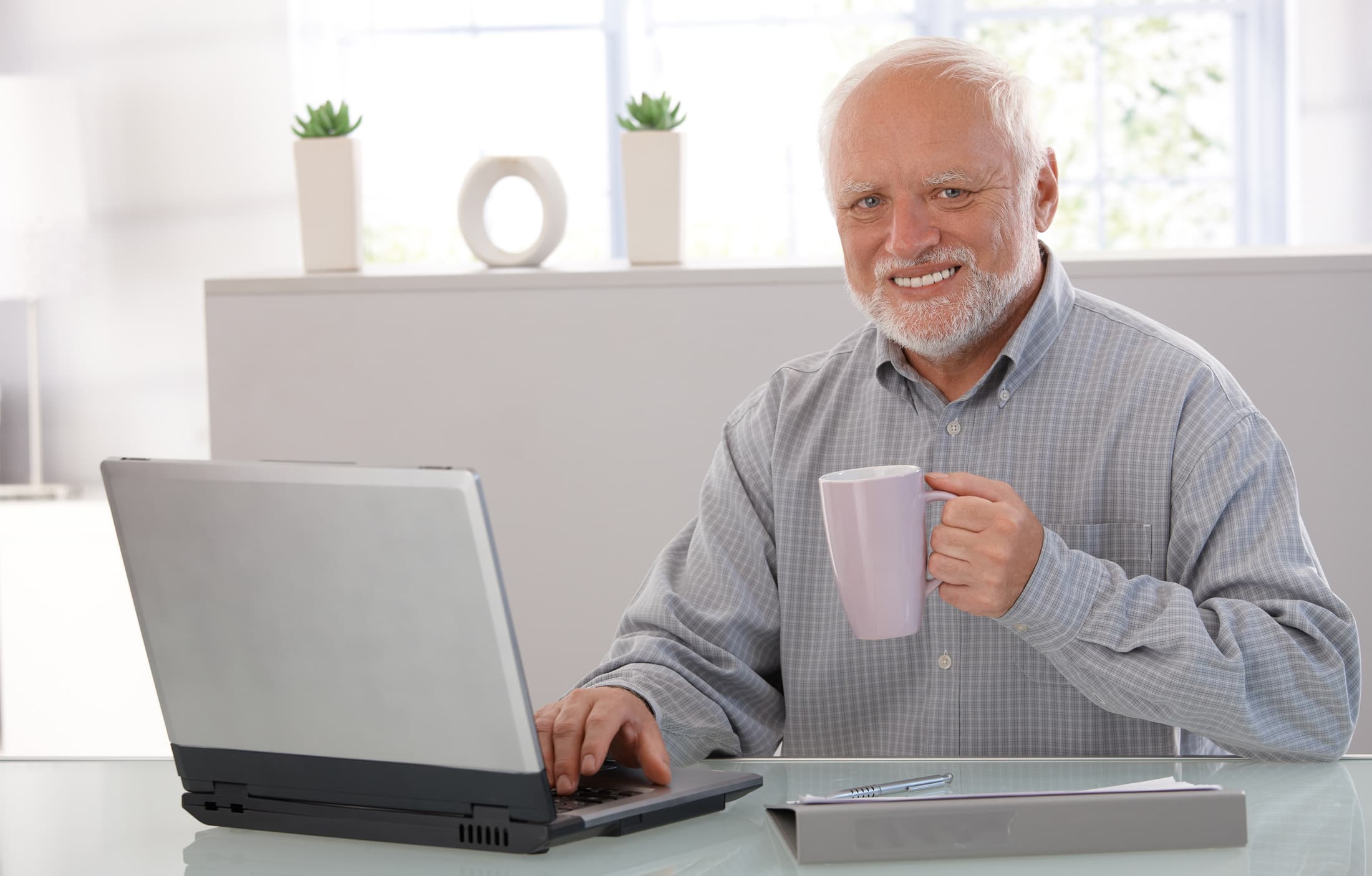 En stockbild med András Arató, också känd som "Hide the pain Harold"