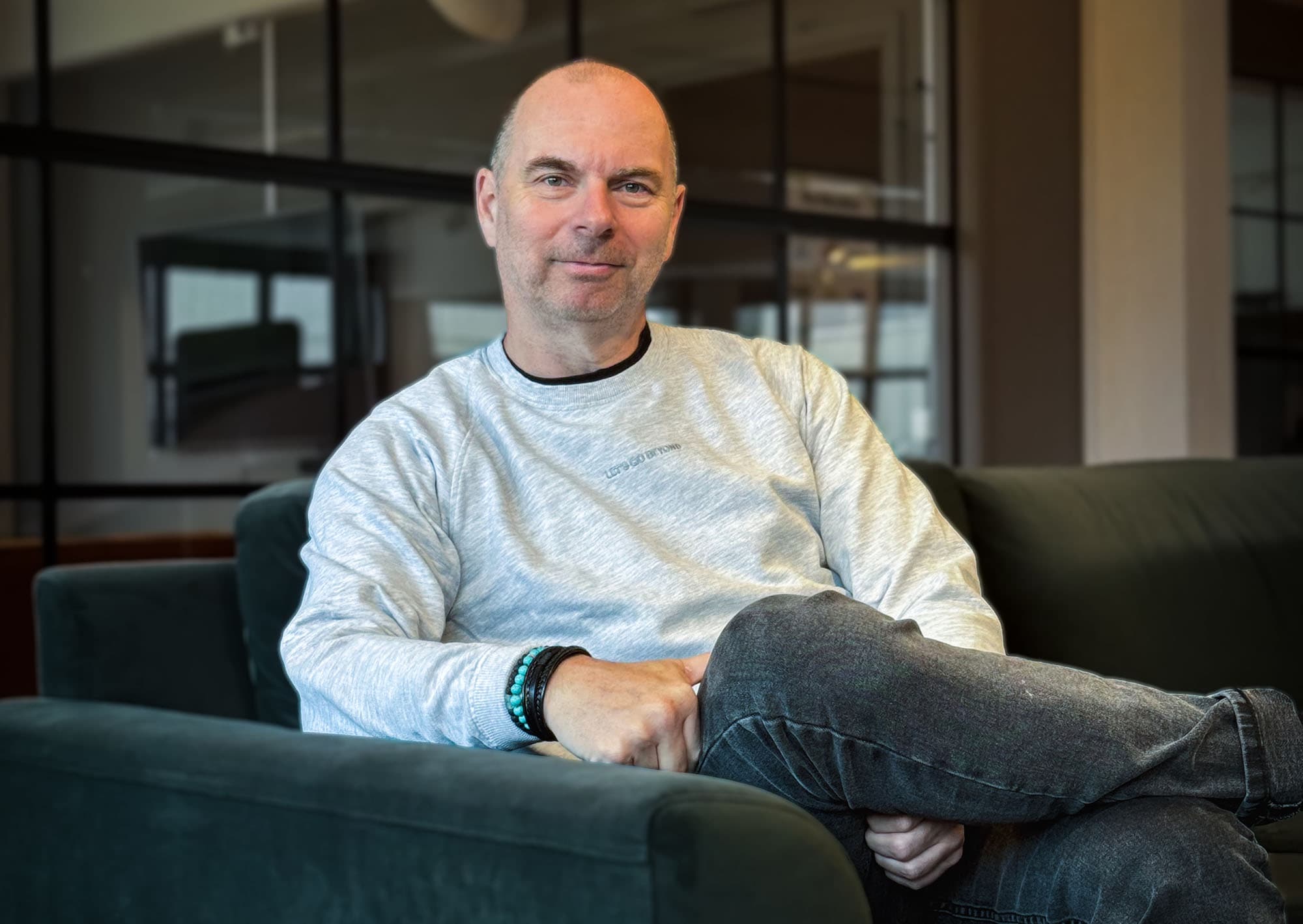 Anders Englund från Beyond sittandes i en av fåtöljerna på Beyonds kontor