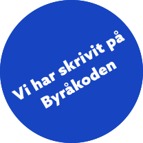 Blå cirkel med texten "Vi har skrivit på Byråkoden"