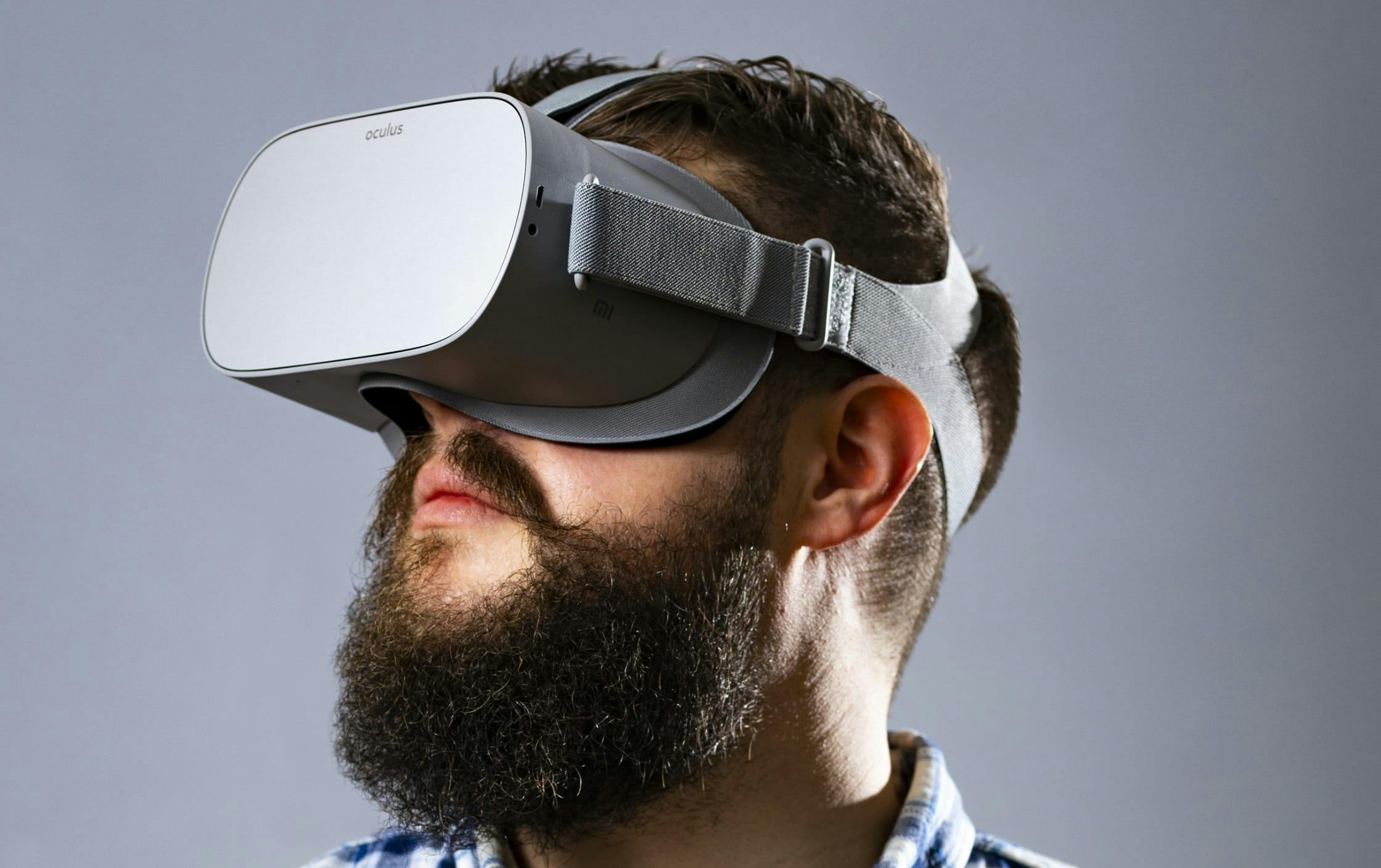 Skäggig man med ett VR-headset på huvudet