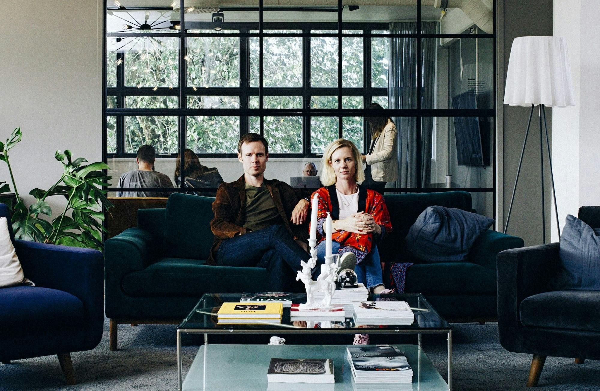 Anna och Tobias från Beyond sitter i en soffa